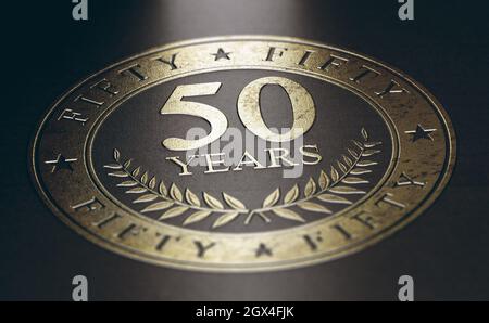 Goldene Markierung auf schwarzem Hintergrund mit dem Text 50 Jahre. Konzept für eine Ankündigung zum 50-jährigen Bestehen. 3D-Illustration. Stockfoto