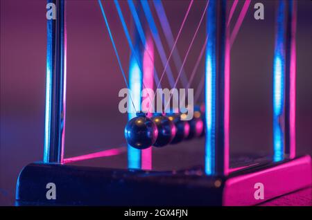 Newton-Wiege. Demonstration des Gravitations-, Aktionsprinzip und Reaktionsprinzips in der Physik. Stockfoto