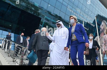 Dubai, Vereinigte Arabische Emirate. Oktober 2021. Die baden-württembergische Wirtschaftsministerin Nicole Hoffmeister-Kraut (r, CDU) besucht den Mohammed bin Rashid Aerospace Hub in Dubai, Vereinigte Arabische Emirate. Kredit: Ryan Lim/dpa/Alamy Live Nachrichten Stockfoto