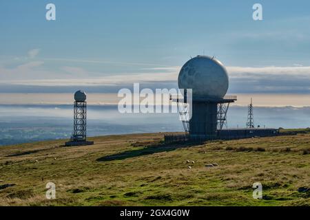 National Air Traffic Radar und Meteorological Radar auf Titterstone Clee Hill, Clee Hill, Shropshire Stockfoto