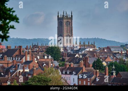 St. Laurence's Church Tower über den Dächern von Ludlow, Ludlow, Shropshire Stockfoto