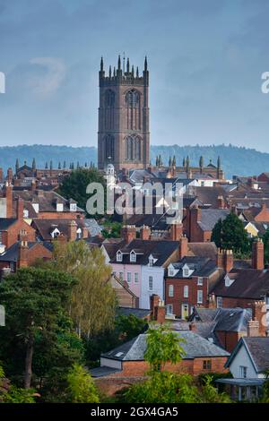 St. Laurence's Church Tower über den Dächern von Ludlow, Ludlow, Shropshire Stockfoto