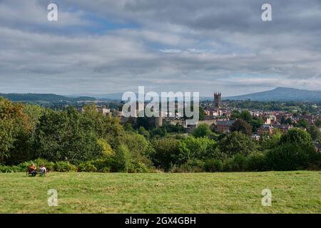 Ludlow Castle und die Skyline von Ludlow von Whitcliffe Common, Ludlow, Shropshire aus gesehen Stockfoto