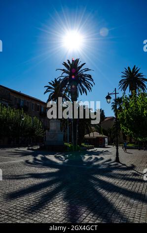 Schön dekorierte Straßen von Nafplion mit traditionellen architektonischen Gebäuden. Nafplio ist zweifellos eines der idyllischsten Reiseziele in Argol Stockfoto