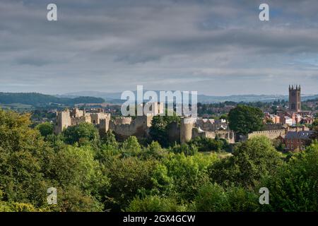 Ludlow Castle und die Skyline von Ludlow von Whitcliffe Common, Ludlow, Shropshire aus gesehen Stockfoto