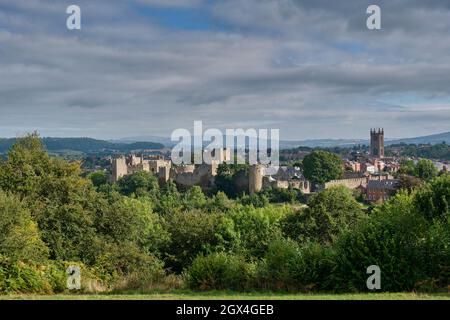 Ludlow Castle und die Skyline von Ludlow von Whitcliffe Common, Ludlow, Shropshire aus gesehen Stockfoto