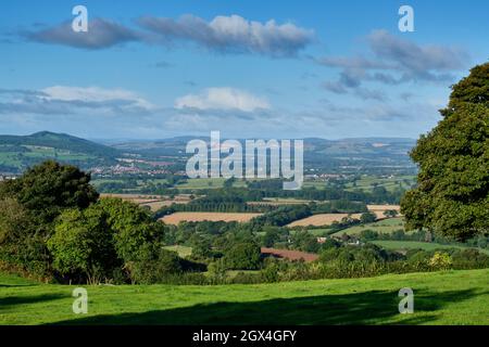 Ludlow und Mortimer Forest und die walisischen Grenzen, von einem Feld in der Nähe von Knowbury, Ludlow, Shropshire aus gesehen Stockfoto