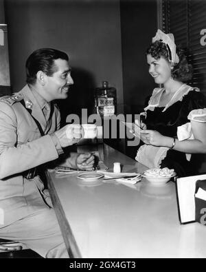 CLARK GABLE im MGM Studio Commissary mit Kellnerin VIRGINIA CASSIDY Candid während der Dreharbeiten von THEY MEET IN BOMBAY 1941 Regisseur CLARENCE BROWN Drehbuch Edwin Justus Mayer Anita Loos und Leon Gordon nach einer Geschichte von John H. Kafka Rowns Gilbert Adrian Produzent Hunt Stromberg Metro Goldwyn Mayer Stockfoto