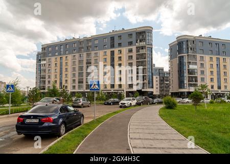 Mehrstöckige Gebäude im neuen Wohnkomplex Preobraschensky an einem bewölkten Sommertag. Stockfoto