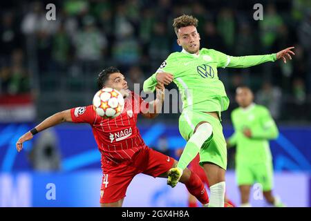 (LR) Karim Rekik (FC Sevilla) gegen Luca Waldschmidt (VfL Wolfsburg) Fußball UEFA Champions League, Gruppenphase Gruppe G, 2. Spieltag, VfL Wolfsburg (WOB) - FC Sevilla (SEV) 1: 1, am 09/29/2021 in Wolfsburg / Deutschland. Stockfoto