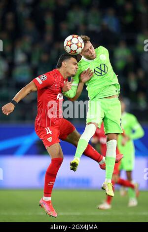 (LR) Karim Rekik (FC Sevilla) gegen Luca Waldschmidt (VfL Wolfsburg) Fußball UEFA Champions League, Gruppenphase Gruppe G, 2. Spieltag, VfL Wolfsburg (WOB) - FC Sevilla (SEV) 1: 1, am 09/29/2021 in Wolfsburg / Deutschland. Stockfoto