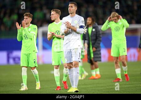 (LR) Luca Waldschmidt (VfL Wolfsburg), Yannick Gerhardt (VfL Wolfsburg), der Torhüter Koen Casteels (VfL Wolfsburg) und Sebastiaan Bornauw (VfL Wolfsburg) enttäuschten Fußball UEFA Champions League, Gruppenphase Gruppe G, 2. Spieltag, VfL Wolfsburg (WOB) - FC Sevilla (SEV) 1:1, am 29. September 2021 in Wolfsburg/Deutschland. Stockfoto