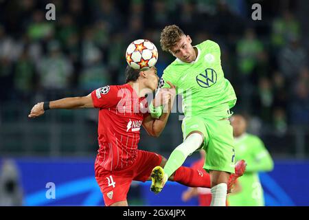 (LR) Karim Rekik (FC Sevilla) gegen Luca Waldschmidt (VfL Wolfsburg) Fußball UEFA Champions League, Gruppenphase Gruppe G, 2. Spieltag, VfL Wolfsburg (WOB) - FC Sevilla (SEV) 1: 1, am 09/29/2021 in Wolfsburg / Deutschland. Stockfoto