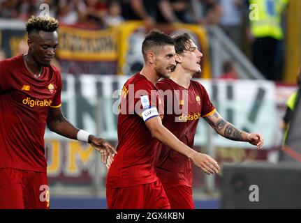 Rom, Italien. Oktober 2021. Lorenzo Pellegrini, von AS Roma, Mitte, feiert mit seinen Teamkollegen Tammy Abraham, links, und NicoloÕ Zaniolo, nachdem er während des Fußballspiels der Serie A zwischen Roma und Empoli im Olympiastadion erzielt hat. Quelle: Riccardo De Luca - Bilder Aktualisieren/Alamy Live News Stockfoto