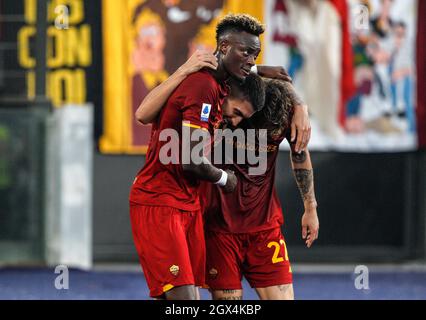 Rom, Italien. Oktober 2021. Lorenzo Pellegrini, von AS Roma, Mitte, feiert mit seinen Teamkollegen Tammy Abraham, links, und NicoloÕ Zaniolo, nachdem er während des Fußballspiels der Serie A zwischen Roma und Empoli im Olympiastadion erzielt hat. Quelle: Riccardo De Luca - Bilder Aktualisieren/Alamy Live News Stockfoto