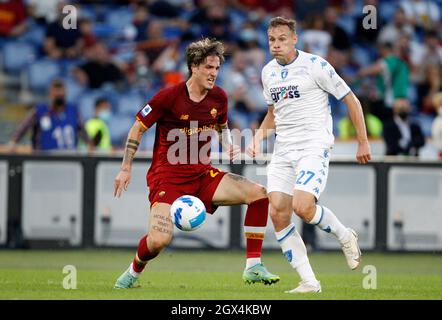 Rom, Italien. Oktober 2021. NicoloÕ Zaniolo, von AS Roma, links, wird von Szymon Zurkowski, aus Empoli, während des Fußballspiels der Serie A zwischen Roma und Empoli im Olympiastadion herausgefordert. Quelle: Riccardo De Luca - Bilder Aktualisieren/Alamy Live News Stockfoto