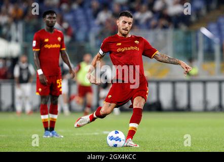 Rom, Italien. Oktober 2021. Lorenzo Pellegrini von AS Roma spielt den Ball während des Fußballspiels der Serie A zwischen Roma und Empoli im Olympiastadion. Quelle: Riccardo De Luca - Bilder Aktualisieren/Alamy Live News Stockfoto