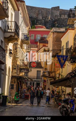 Schön dekorierte Straßen von Nafplion mit traditionellen architektonischen Gebäuden. Nafplio ist zweifellos eines der idyllischsten Reiseziele in Argol Stockfoto