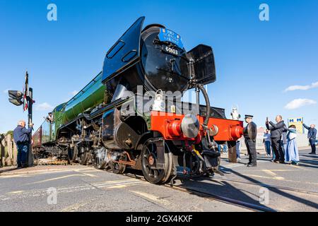 Flying Scotsman und ikonische Dampflokomotive bei ihrem geplanten Besuch der Mid Norfolk Railway in Dereham, Norfolk, Großbritannien Stockfoto