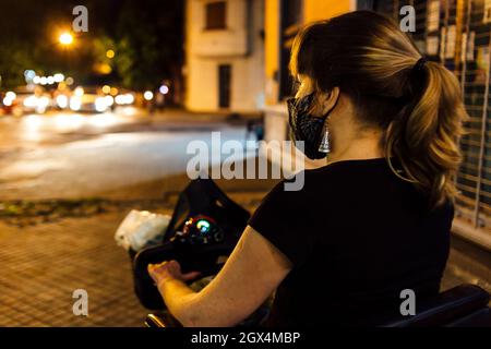 Junge Frau in Elektroroller für Behinderte Stockfoto