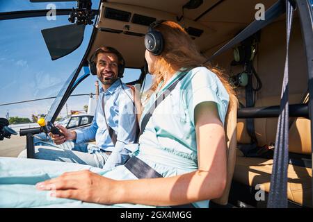 Beifahrerin, die vor dem Start einen fröhlichen Flieger unterstützt Stockfoto