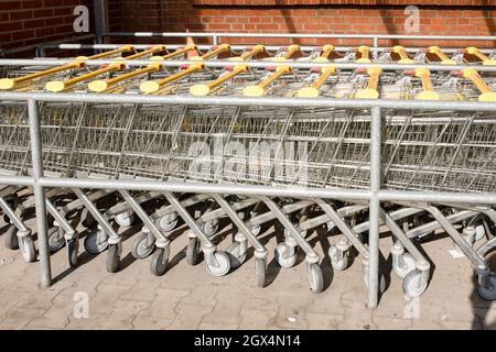 Einkaufswagen, die in einer Reihe montiert sind Stockfoto