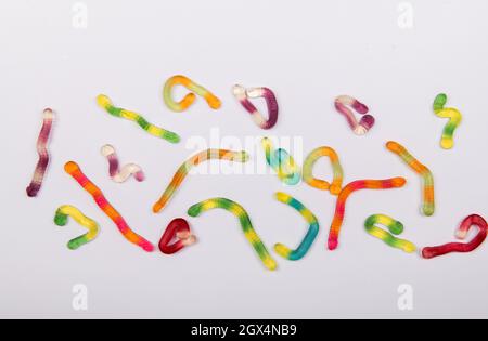 Leckere Gelee Würmer auf weißem Hintergrund Stockfoto