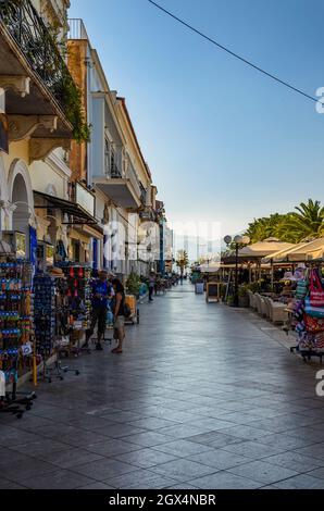 Schön dekorierte Straßen von Nafplion mit traditionellen architektonischen Gebäuden. Nafplio ist zweifellos eines der idyllischsten Reiseziele in Argol Stockfoto