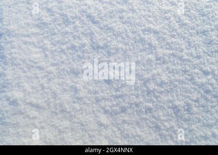 Nahaufnahme von frischem, schneebedecktem Land im Winter, von oben betrachtet. Abstrakter strukturierter Hintergrund im Vollformat. Speicherplatz kopieren. Draufsicht. Stockfoto