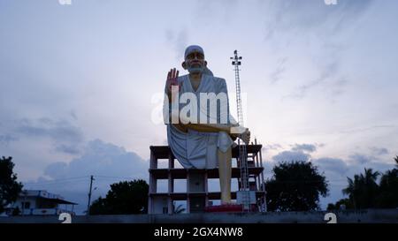 116 Meter hohe Shirdi Sai Baba Statue, die größte Statue der Welt. Begann im Jahr 2001 und dauerte 11 Jahre bis zur Fertigstellung. Yaganti, Andhra Pradesh, Indi Stockfoto