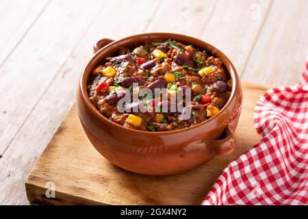 Traditionelle mexikanische tex mex Chili con Carne auf Holztisch. Stockfoto