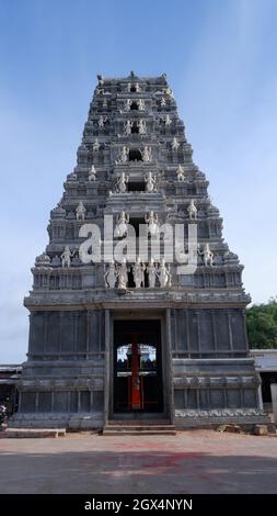 Beechupally Anjaneya Swamy Temple Gopura, gewidmet Lord Hanuman etwa 200 Jahre alt, Telangana, Indien Stockfoto