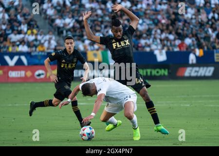 Los Angeles Galaxy-Stürmer Javier Hernandez (14) wird von Los Angeles FC-Stürmer Raheem Edwards (44) während eines MLS-Spiels, Sonntag, 3. Oktober 2021, in fouliert Stockfoto