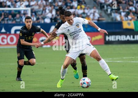 Los Angeles Galaxy-Stürmer Javier Hernandez (14) wird von Los Angeles FC-Stürmer Raheem Edwards (44) während eines MLS-Spiels, Sonntag, 3. Oktober 2021, in fouliert Stockfoto