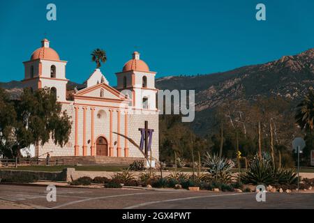 Die Alte Mission Santa Barbara, Kalifornien. Gegründet 1786 von den Spaniern für die religiöse Bekehrung der einheimischen Völker zum Katholizismus Stockfoto