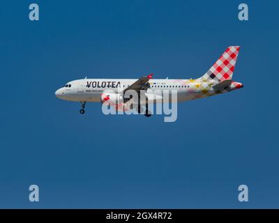 Heraklion, Griechenland - 20. August 2021 - ein Airbus 319-100 von Volotea mit der Identifikationsnummer HB-JCL nähert sich der Landung am Flughafen Heraklion Stockfoto