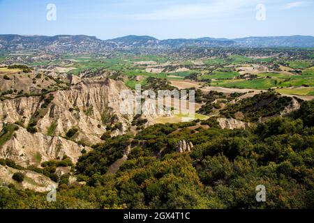 Blick auf vulkanische Felsformationen im Kula-Bezirk von Manisa Stockfoto