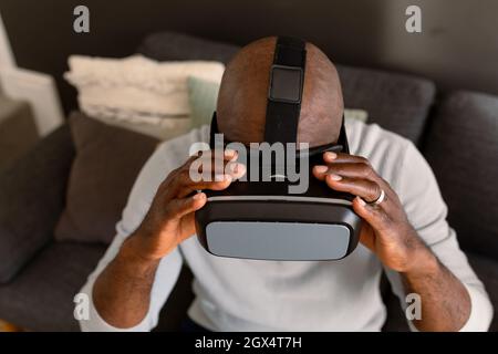 afroamerikanischer älterer Mann mit vr-Headset und Spaß zu Hause Stockfoto