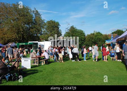 Während des jährlichen Food and Drink Festival in Tenterden in Kent, England, am 11. September 2021 stehen Menschen an einem Imbissstand Schlange. Die Veranstaltung fand erstmals 2017 statt. Stockfoto