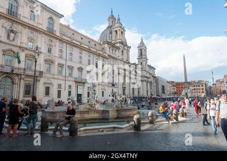 Rom, Italien - 2021. Oktober: Touristen auf der Piazza Navona Stockfoto