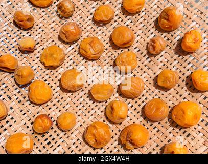 Nahaufnahme von oben auf vielen traditionellen Gewürzen im japanischen Stil namens umeboshi Salzpflaumen, eine Art Tsukemono, der in der Sonne auf einem z trocknet Stockfoto