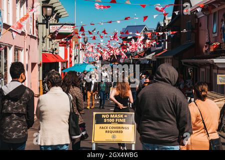 Ein Schild an Old Fisherman's Wharf, Monterey im März 2021, das darauf hinweist, dass Menschen, die keine Maske tragen, eine Geldstrafe zahlen werden Stockfoto