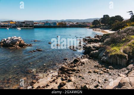 Blick auf Old Fisherman's Wharf vom Sister City Park, Monterey, CA Stockfoto