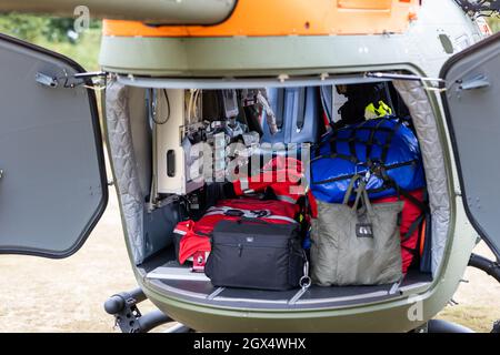 02. Oktober 2021, Nordrhein-Westfalen, Mönchengladbach: Blick in den SAR-Hubschrauber, Airbus H145, beim "Meeting Day mit der Bundeswehr" und beim 37. Internationalen Mönchengladbacher Militärwettbewerb. Foto: Marcel Kusch/dpa Stockfoto