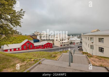 Blick von der Kirche auf dem Gipfel des Hügels in akureyri, island, führt eine große Treppe zum Eingang der Kirche. Stockfoto