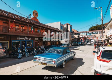 Ein klassisches amerikanisches Auto fährt die Cannery Row in Monterey, Kalifornien, entlang Stockfoto