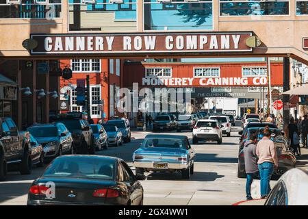 Ein altes Schild für „Cannery Row Company“ und „Monterey Canning Co“ wurde auf einer alten Fabriküberführungen in Cannery Row, Monterey, Kalifornien, USA, angebracht Stockfoto