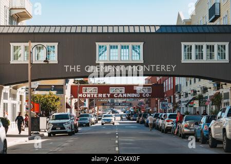 Eine alte Fabrikbrücke bildet als Teil des Clement Hotels in Cannery Row, Monterey, Kalifornien, eine Fußgängerüberführung Stockfoto