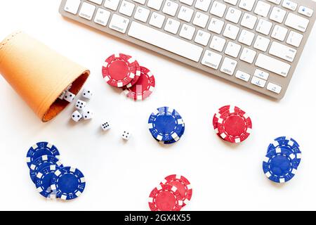 Online Poker Spiel Konzept mit Spielchips. Casino-Hintergrund Stockfoto