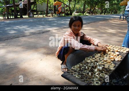 Kambodschanische Frauen Menschen machen Fruchtsaft und Palmzucker Kuchen aus Zucker Palme Pflanze oder Toddy Baum zum Verkauf kambodscha Menschen und ausländische Reisende in l Stockfoto